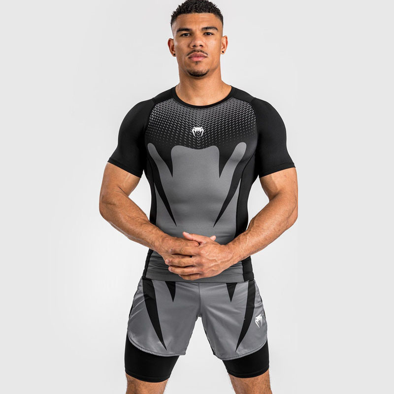 黒とグレーの半袖+ショートパンツ