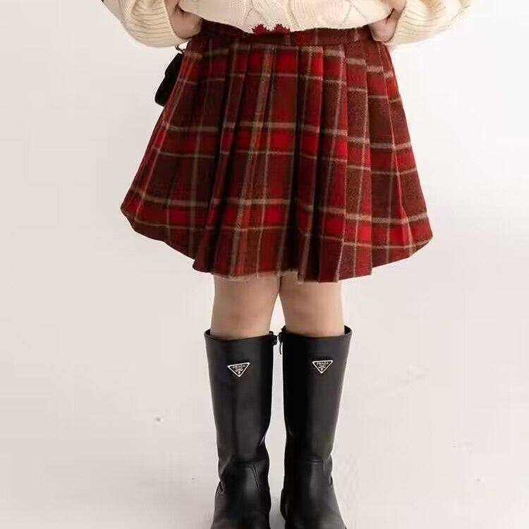 レトロな赤いチェック柄のプリーツスカート