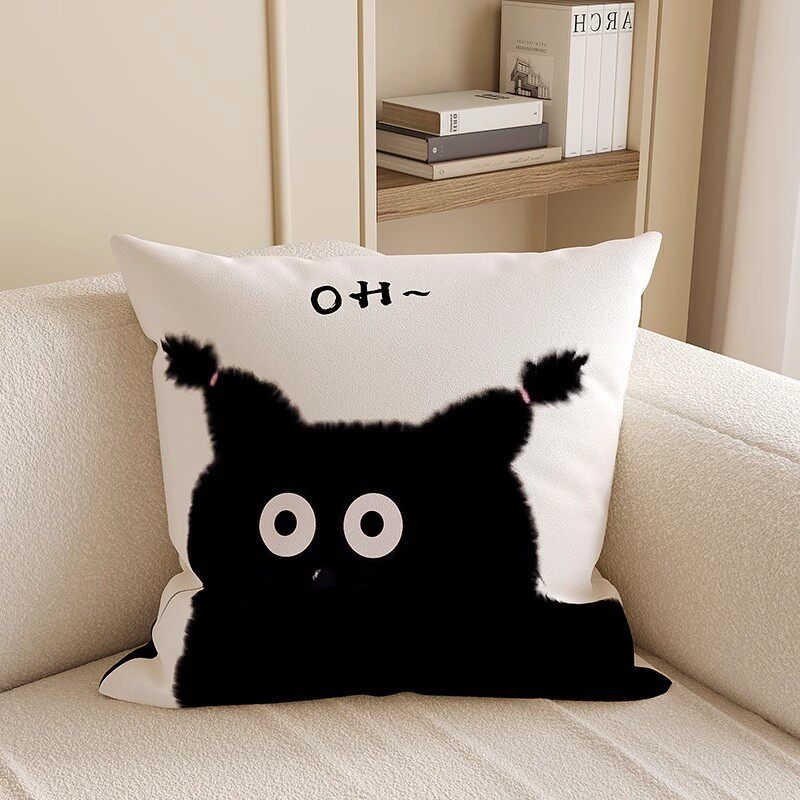 二重編みの大きな目の黒猫