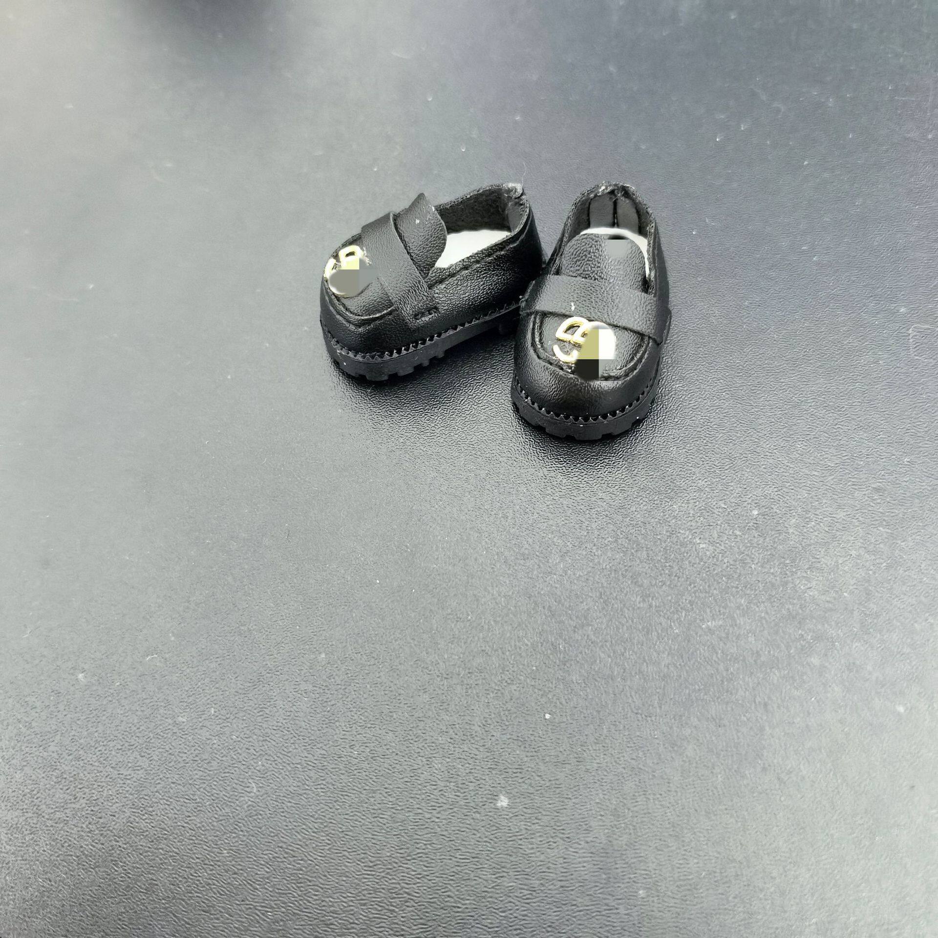 ブラックのGラベルシューズ
