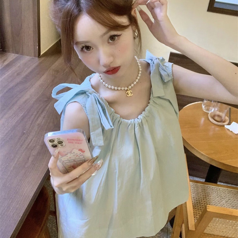 グリーンのストラップシャツ