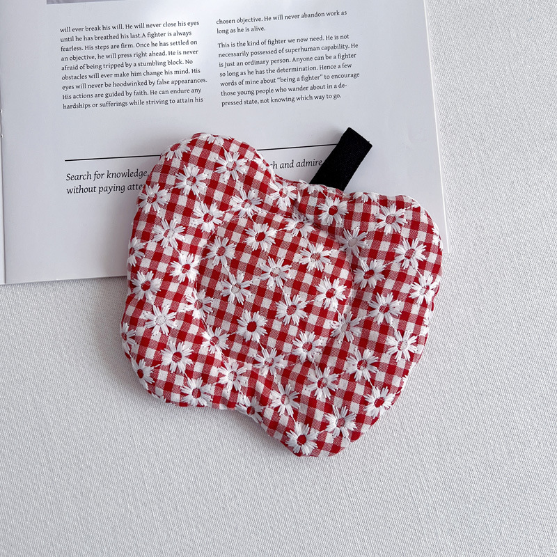赤いチェック柄の刺繍入りアップルコースター