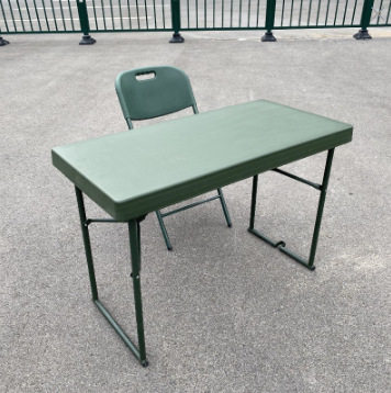 アーミーグリーンのテーブル