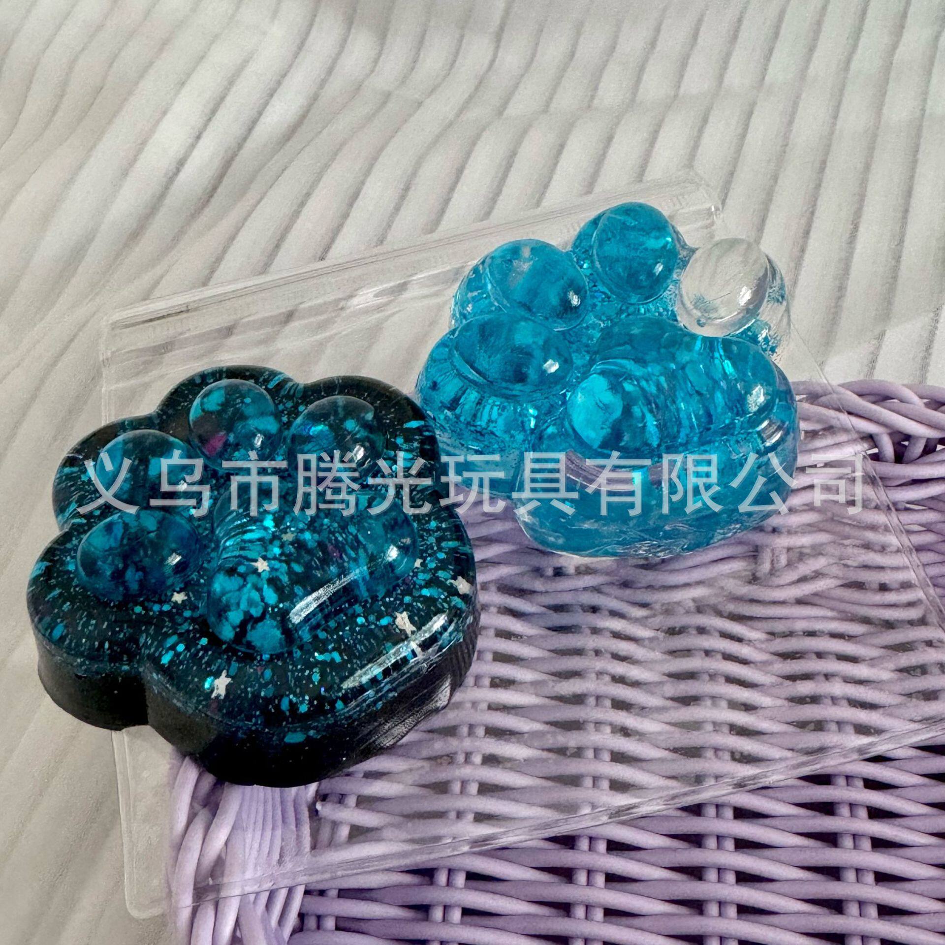 ダークブルーの猫の爪