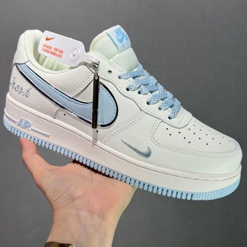 エアフォースのスタイリッシュなシルバーとブルーのラバーアウトソール (