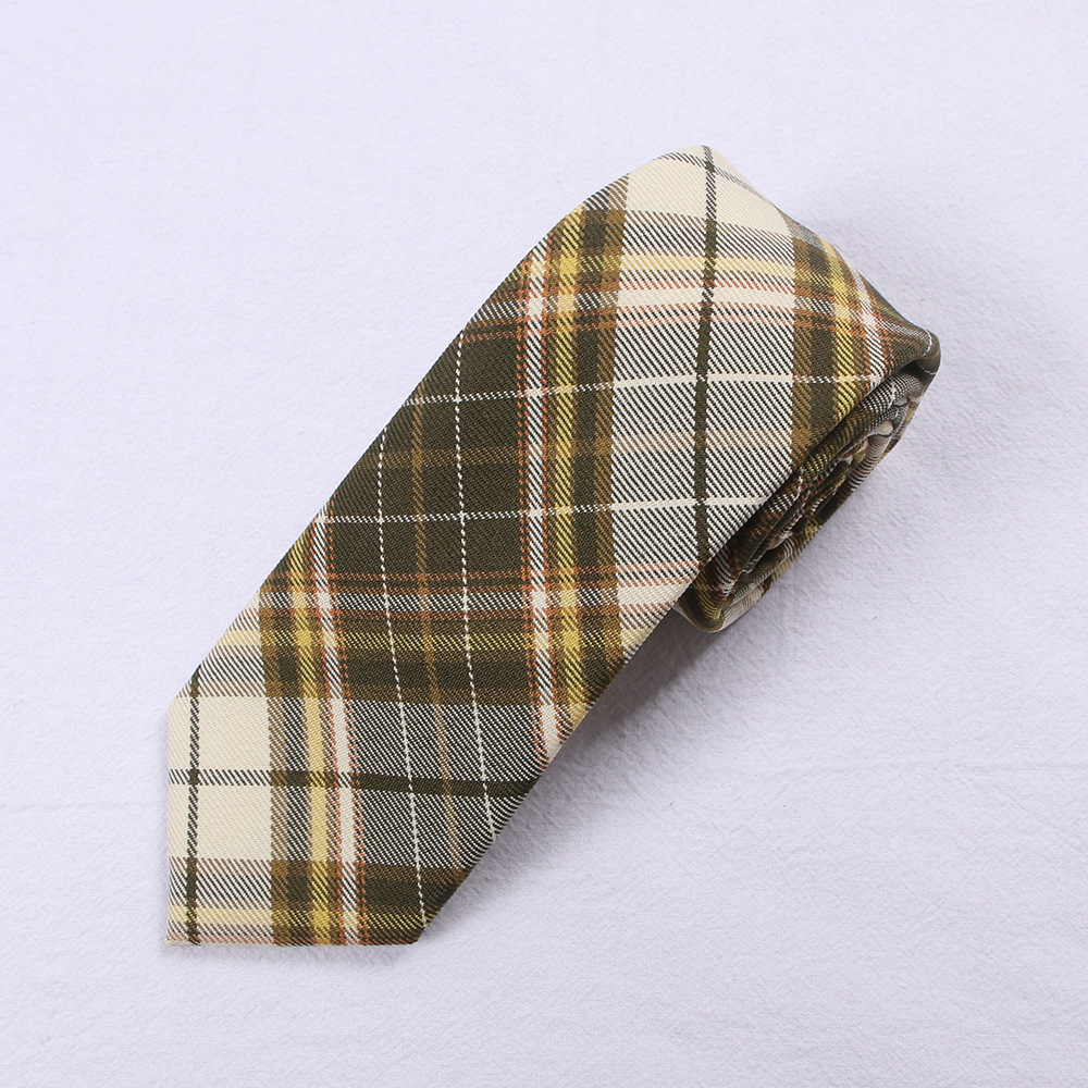琥珀色のチェック柄のネクタイ