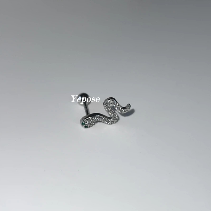 緑の目の蛇のピアス