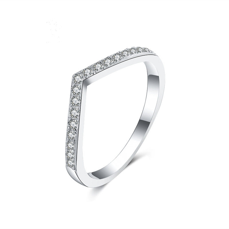 V字排戒 (d色莫桑石)