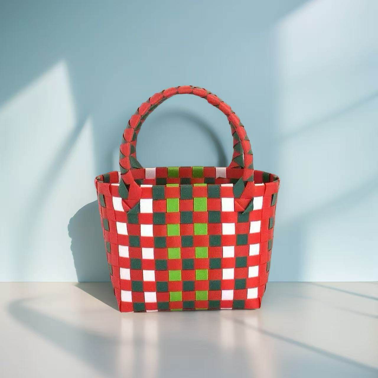 ダークグリーン、グリーン、レッド、ホワイトの配色