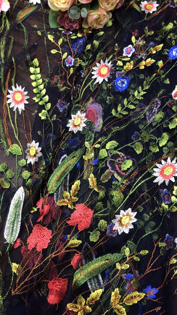 ロイヤルブルーの背景に緻密な刺繍