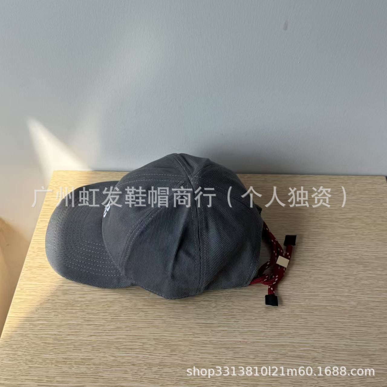 グレー