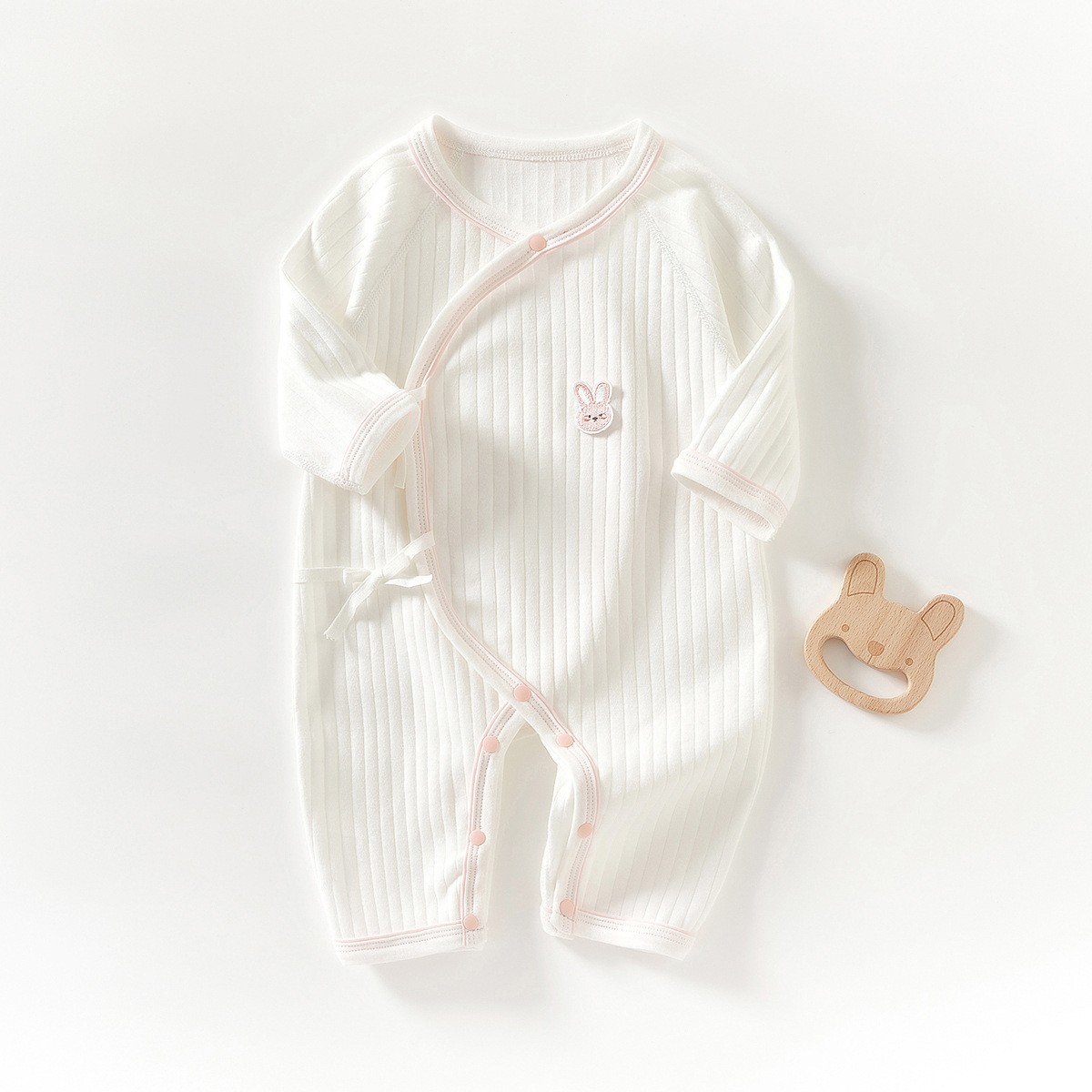 春と秋の蝶の服ピンクの縁のウサギ
