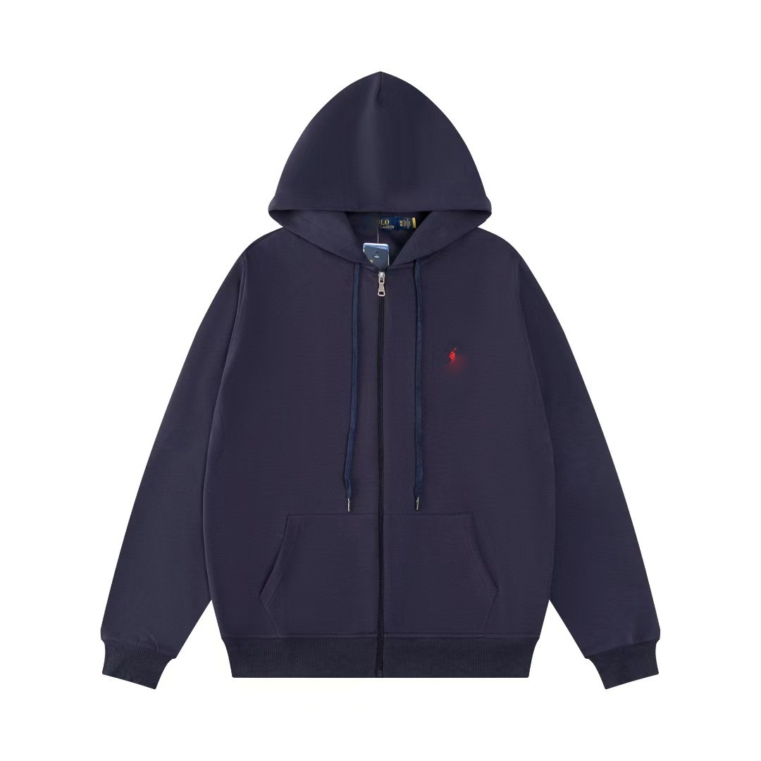 紺色の服に赤いマラ帽