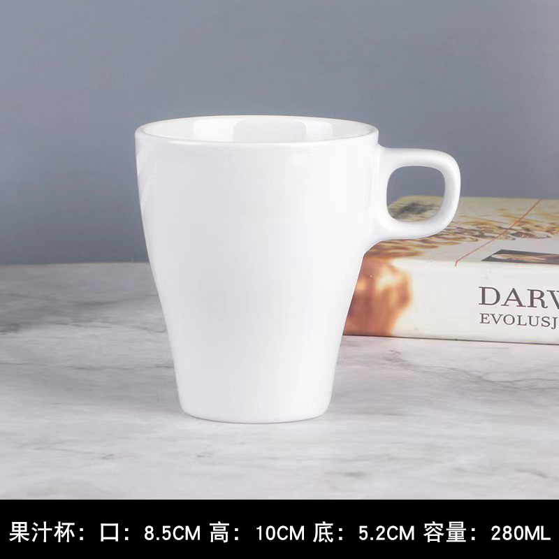 明るい白いジュースカップ