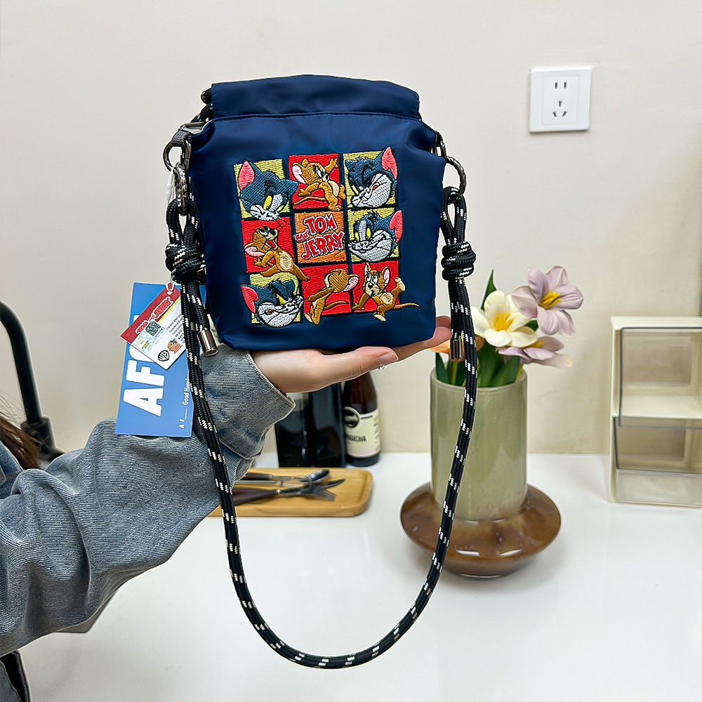 ネイビーブルーの9マスグリッド