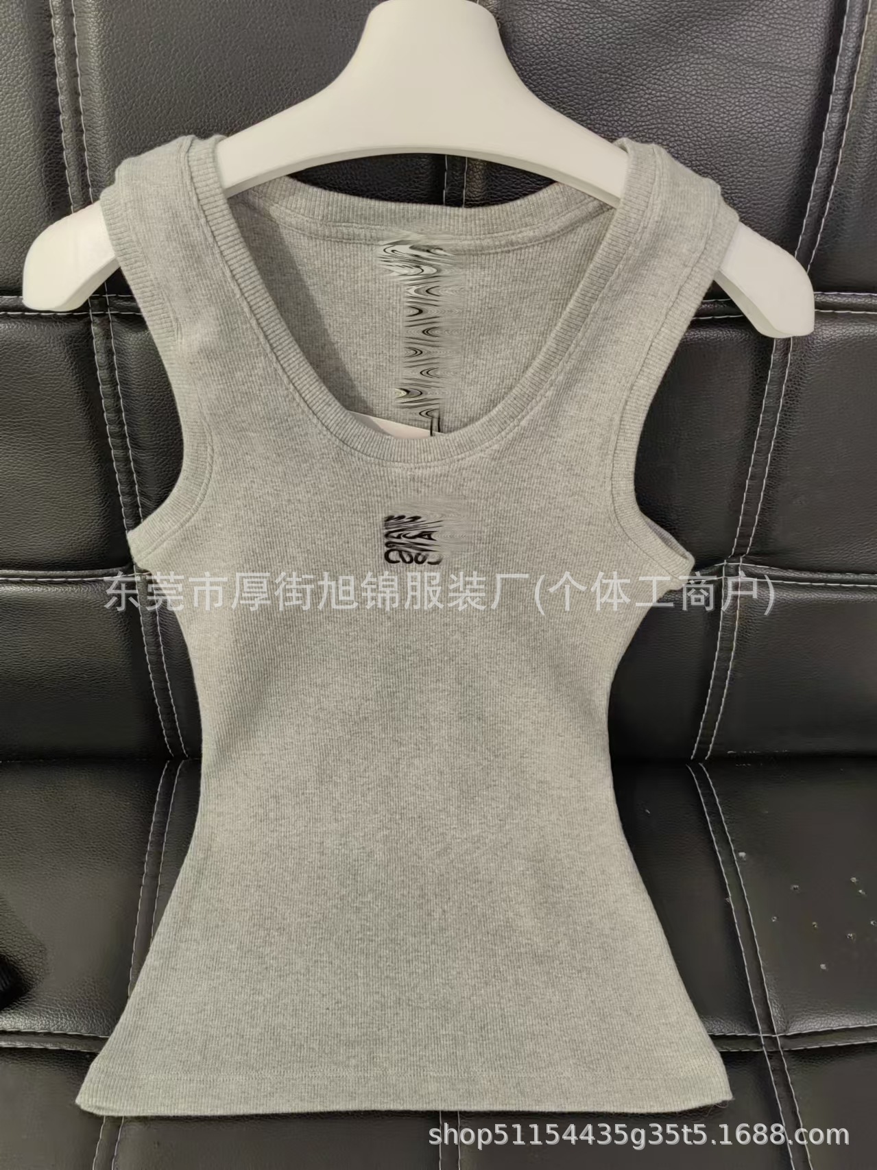 グレー