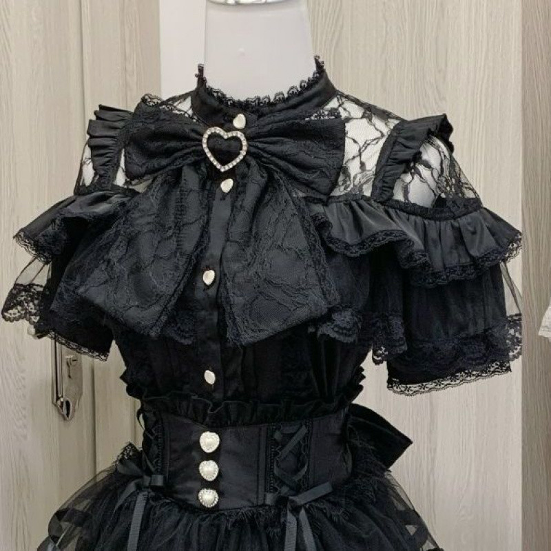 黒の半袖シャツ（蝶ネクタイ付き）