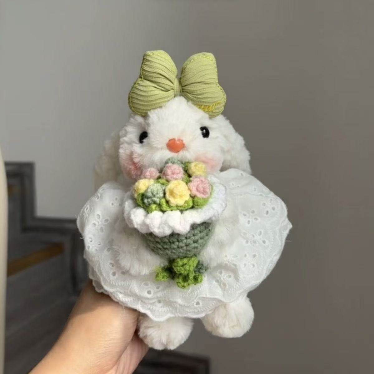 花束を抱えた白いスカート - ハンドストラップ スタイル