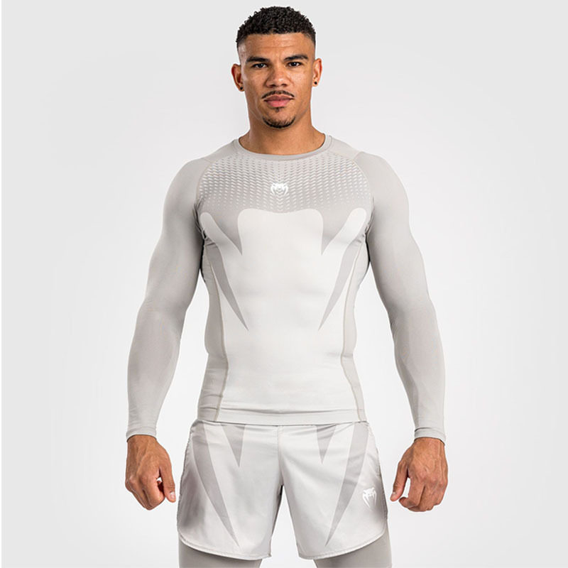 ベージュ長袖+ショートパンツ