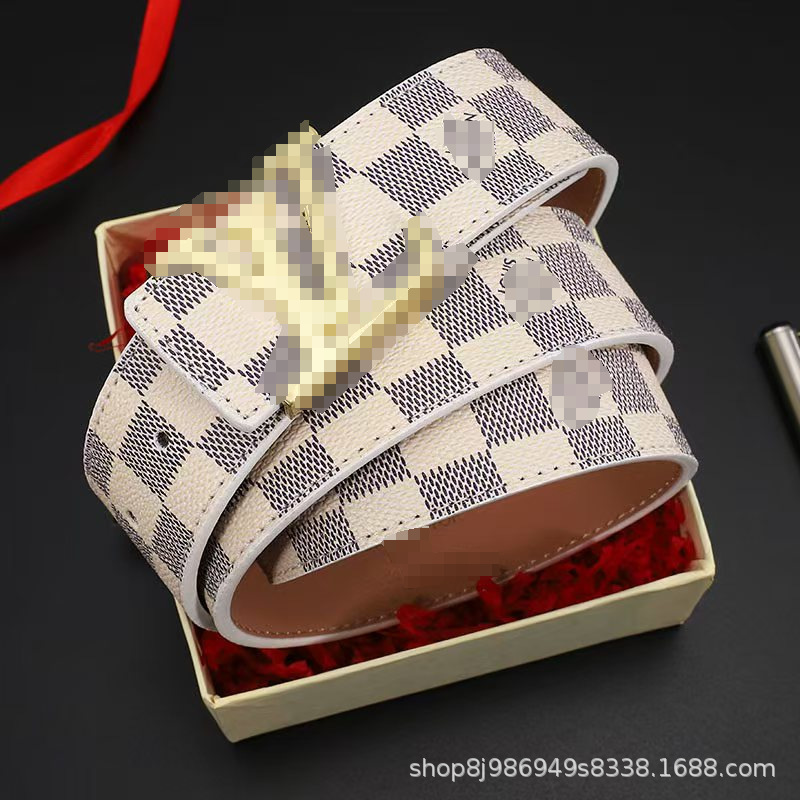 ホワイトゴールドのバックル