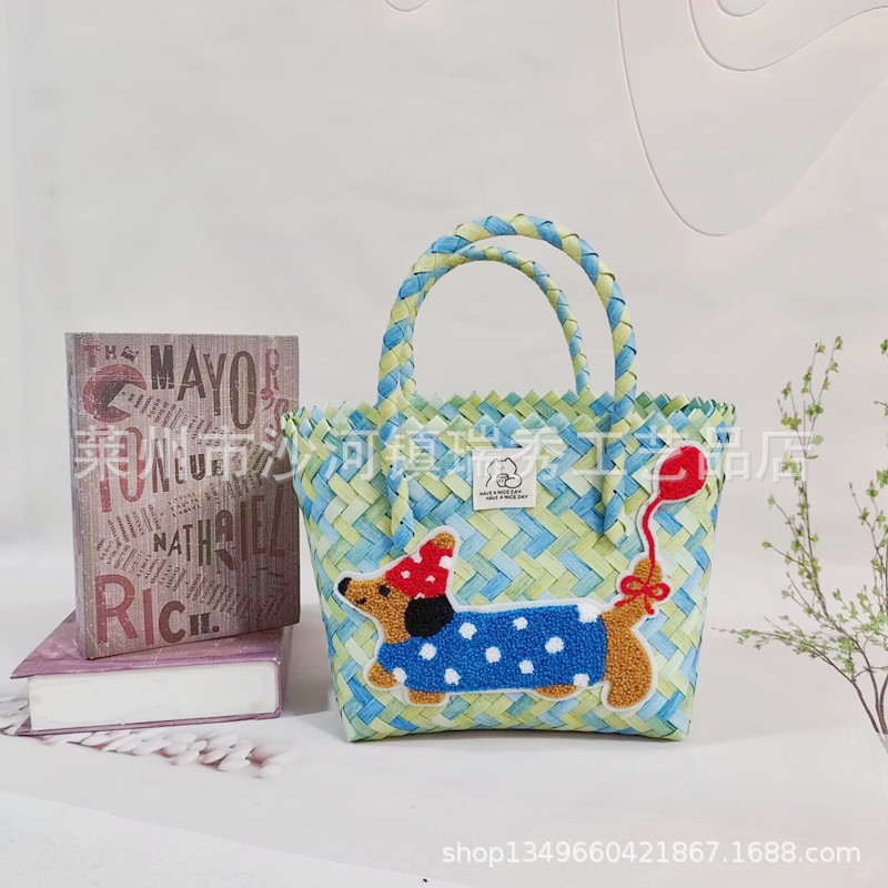 花緑のハンドバスケットと風船ダックスフント