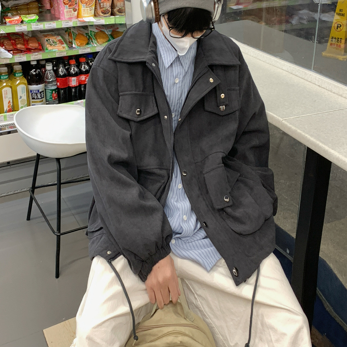 グレー