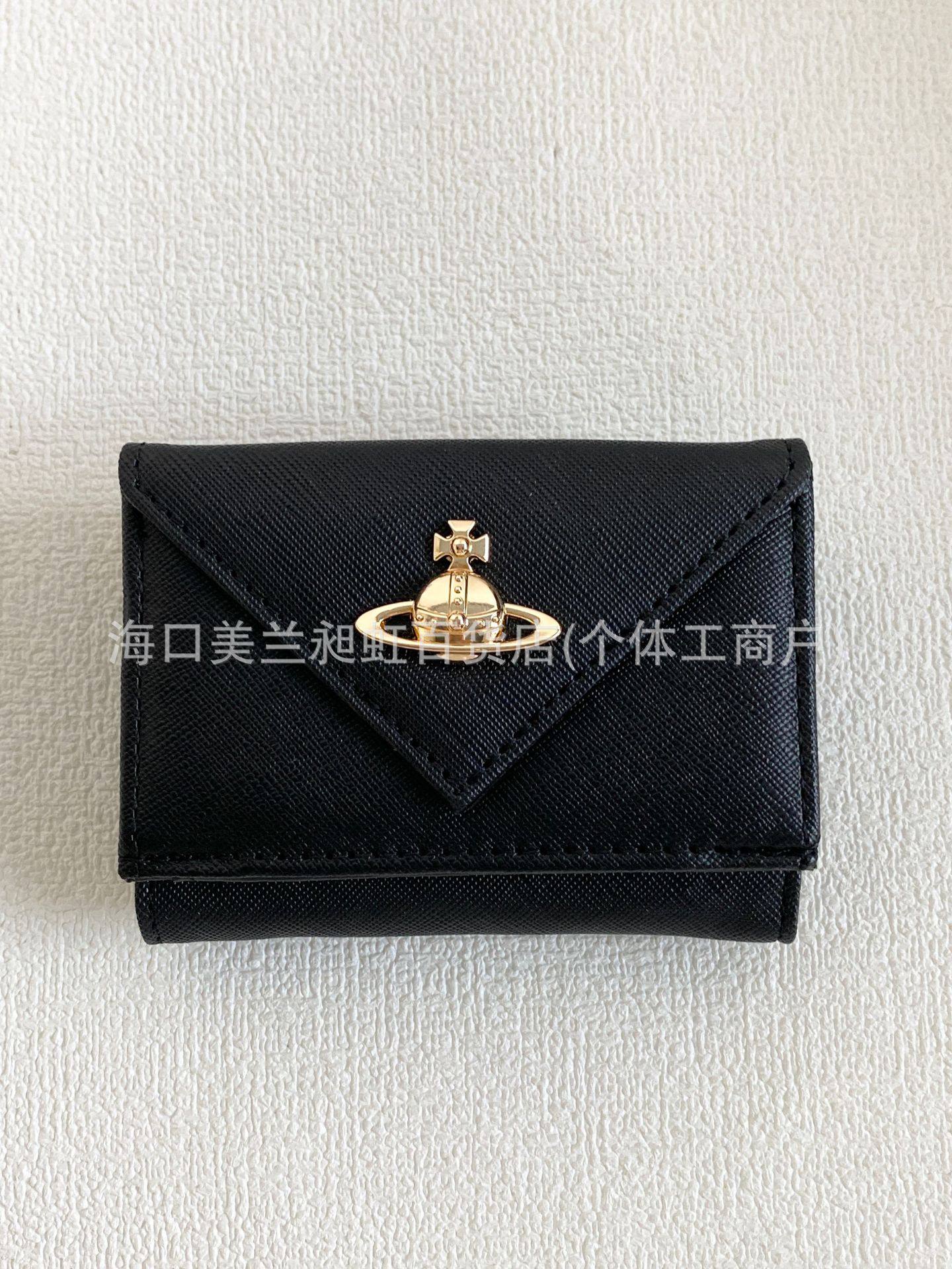 ブラックのクロスパターントライアングルウォレット