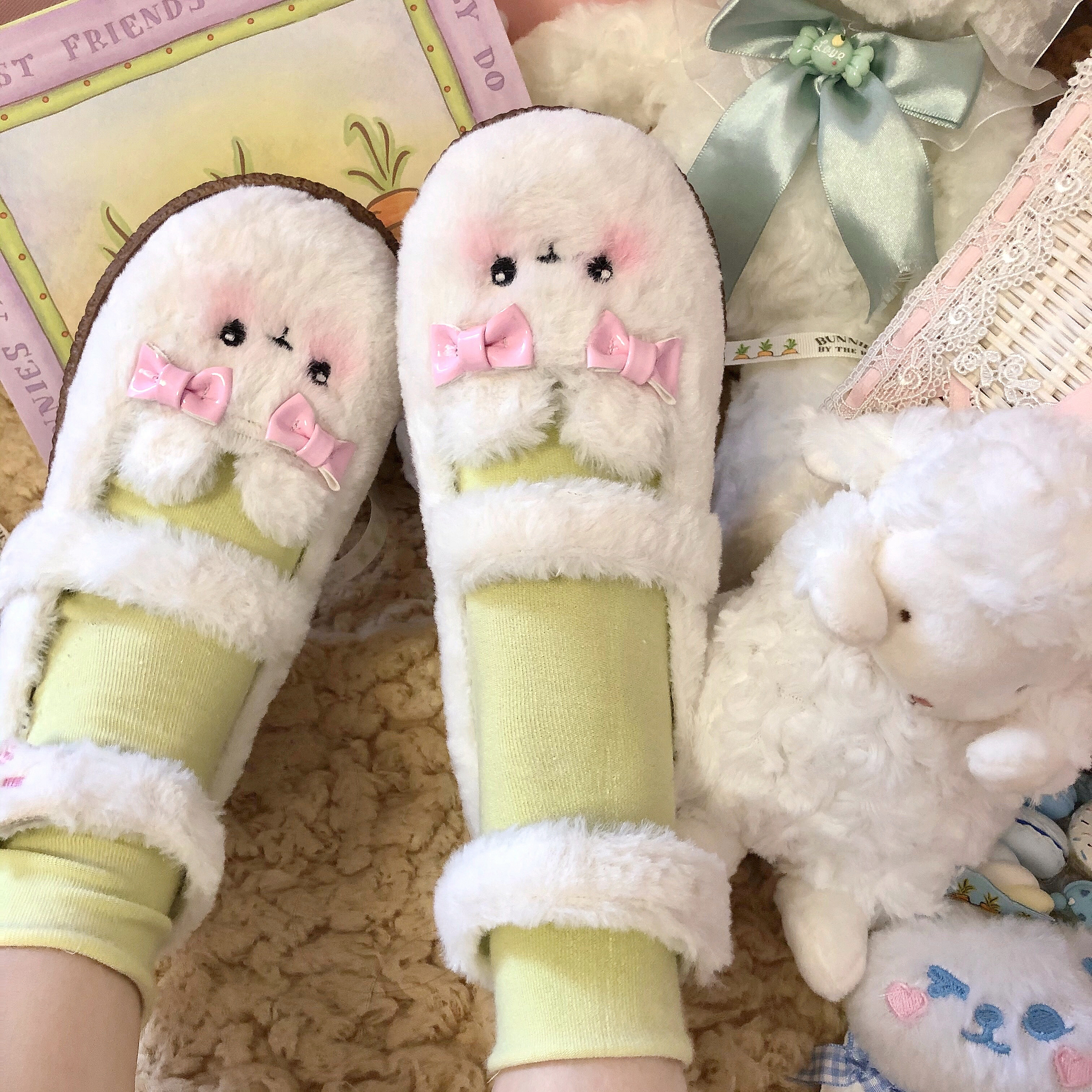 ウサギのぬいぐるみの白いメッシュ裏地