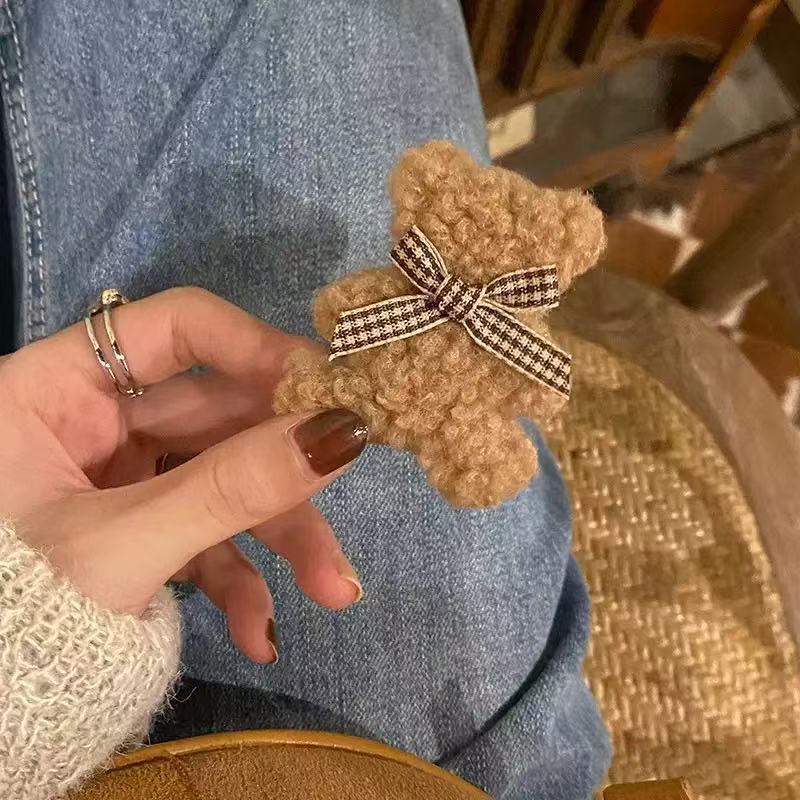 茶色のクマのぬいぐるみ