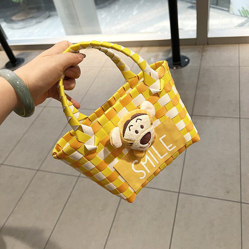 オレンジと白のチェック柄、大きなロゴと小さなトラ