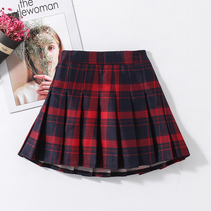 赤と黒のワンピースのスカート