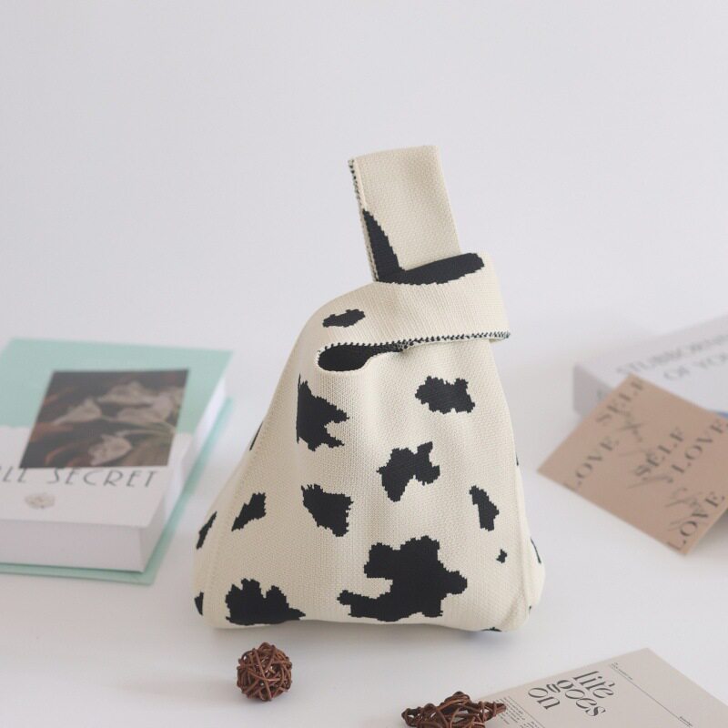 オフホワイトの牛柄