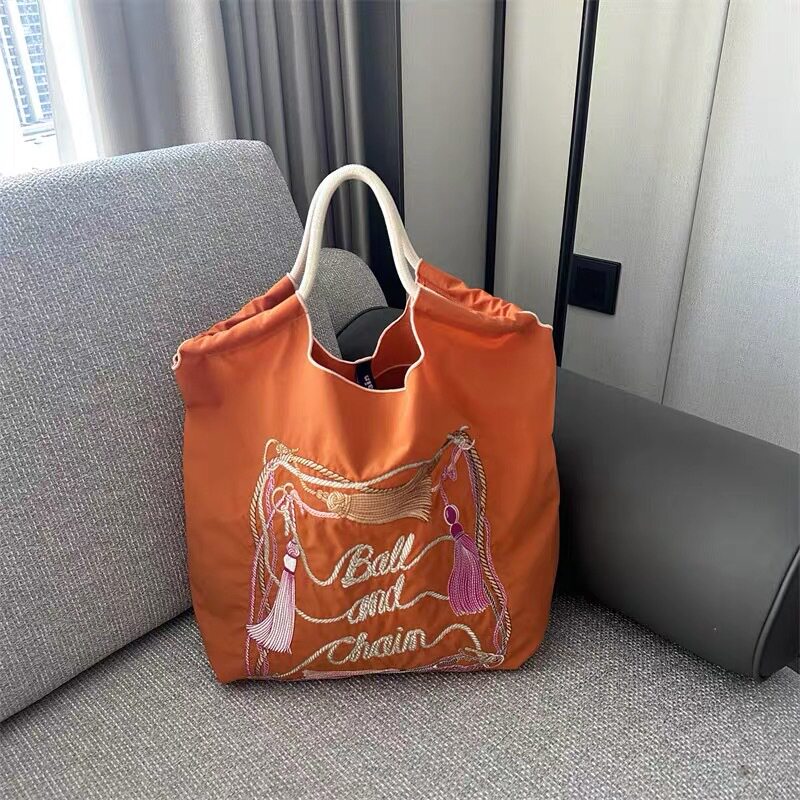 オレンジのタッセルフレーム