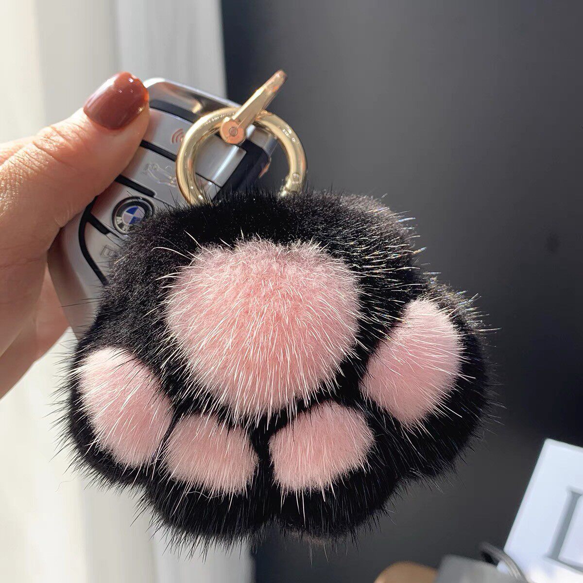 黒とピンクの猫の足