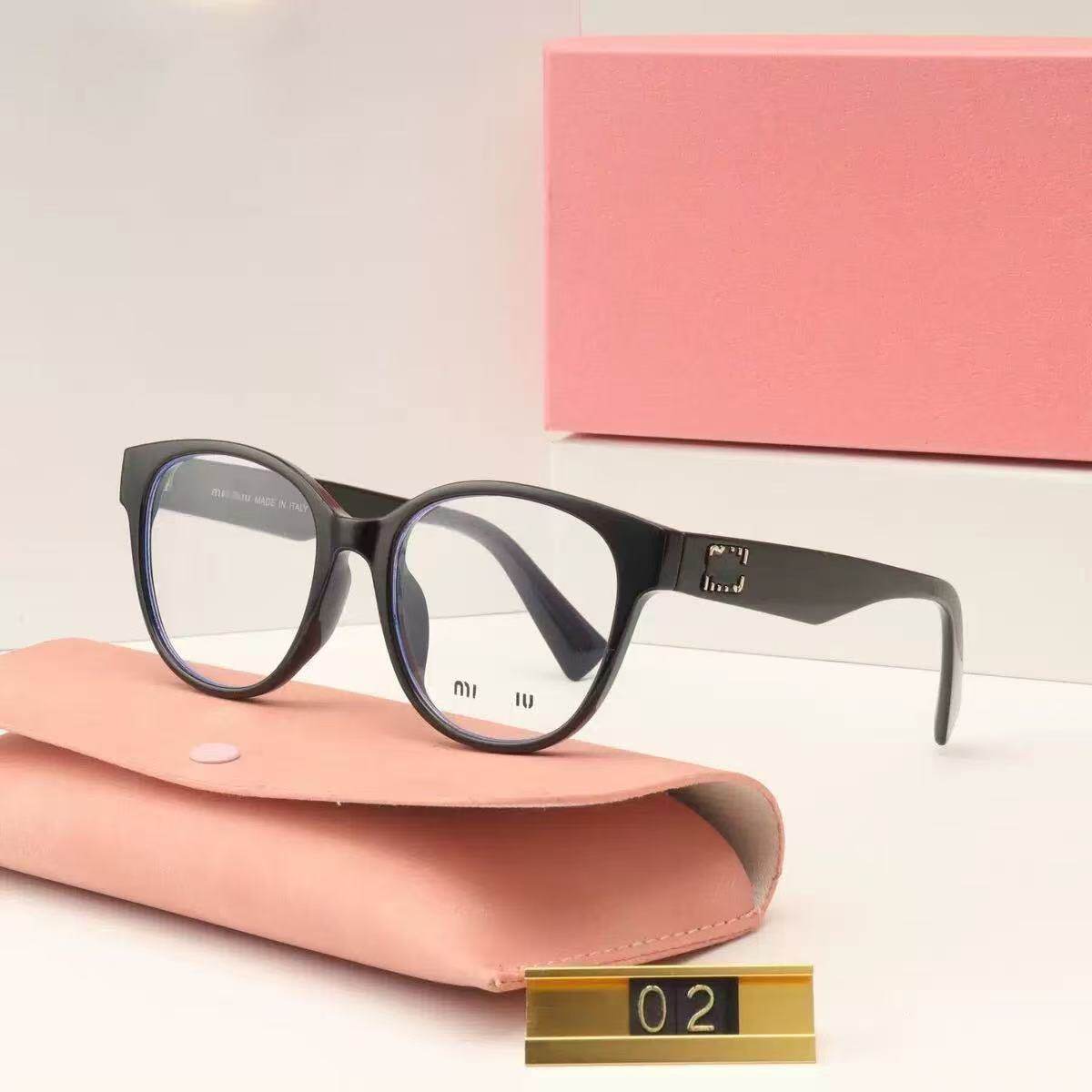 黒い透明なレンズ