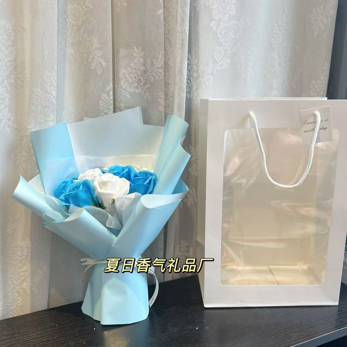 白バラと青バラのミックス＋ウィンドウバッグ