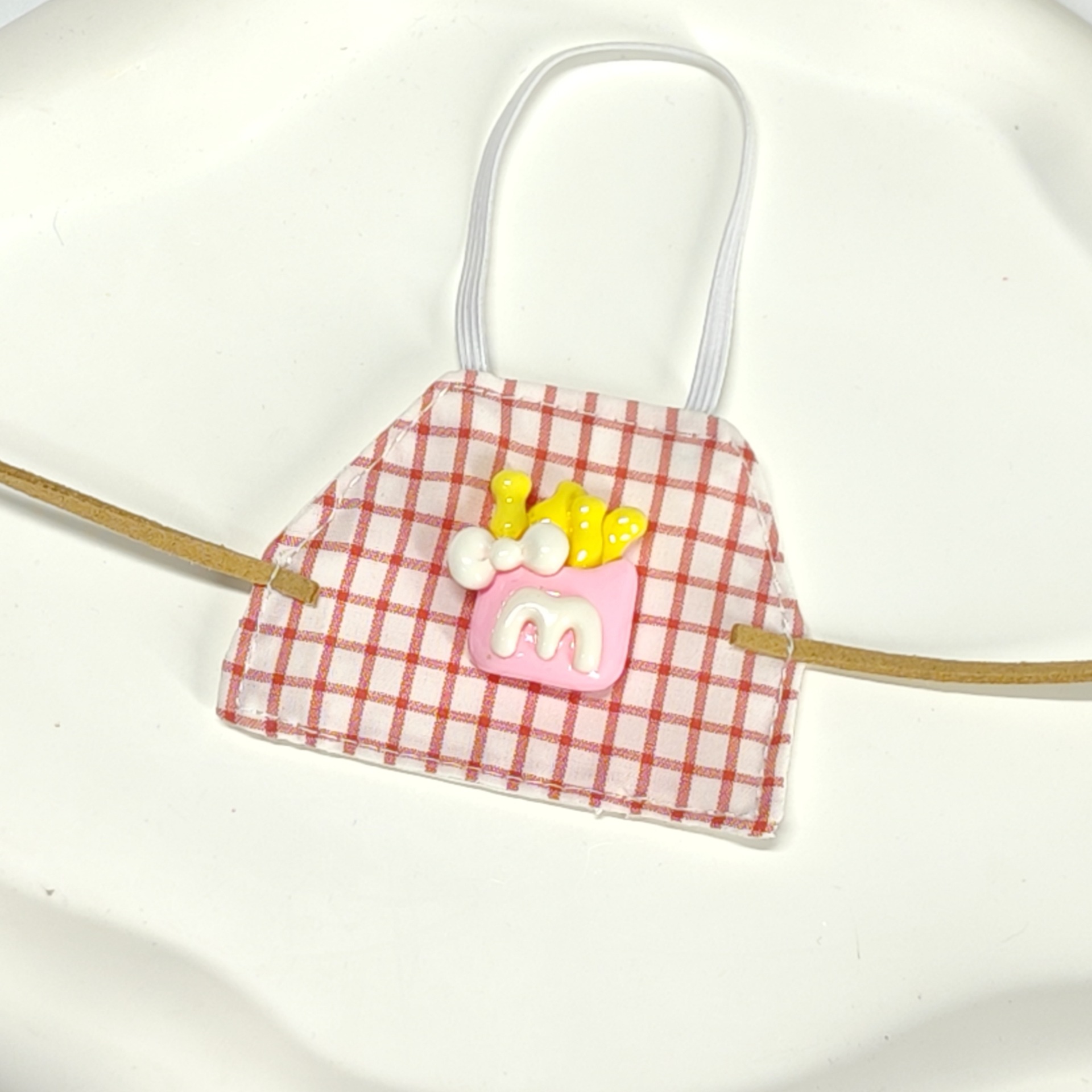 ピンクのチェック柄のエプロン
