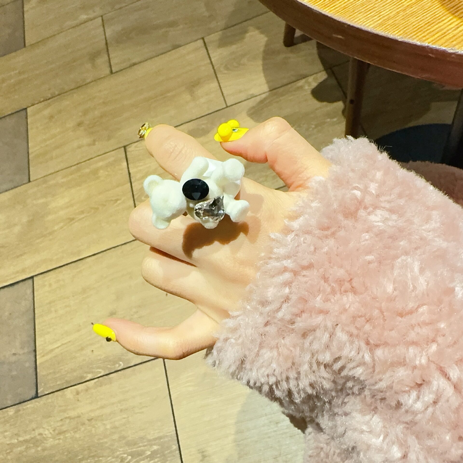 オフホワイト