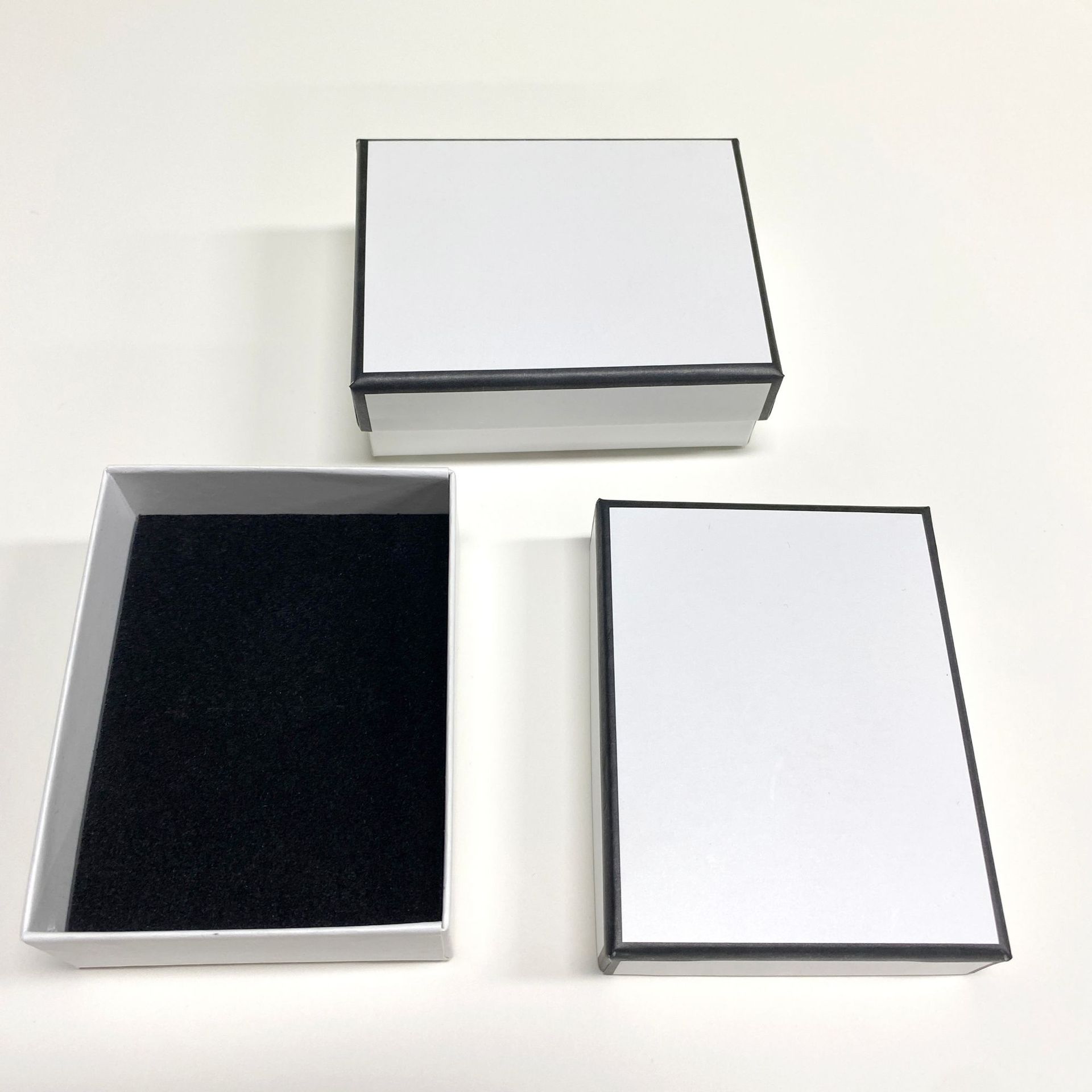 白い背景と黒いエッジのジュエリー ボックス; 5*5*3 センチメートルのジュエリー ボックス
