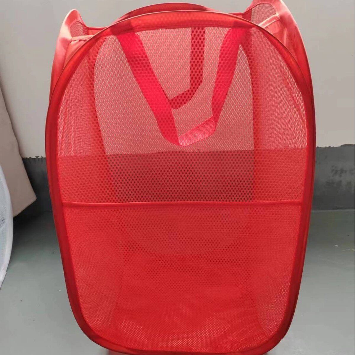 赤いランドリーバスケット 縦型