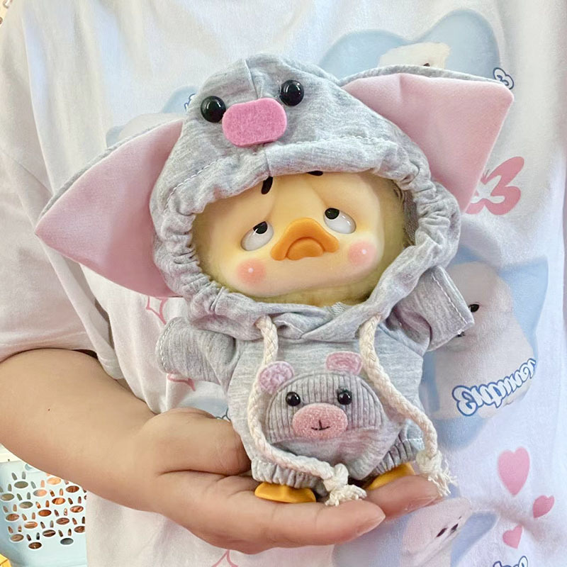 小さいサイズのピンクの耳の灰色のネズミのフード
