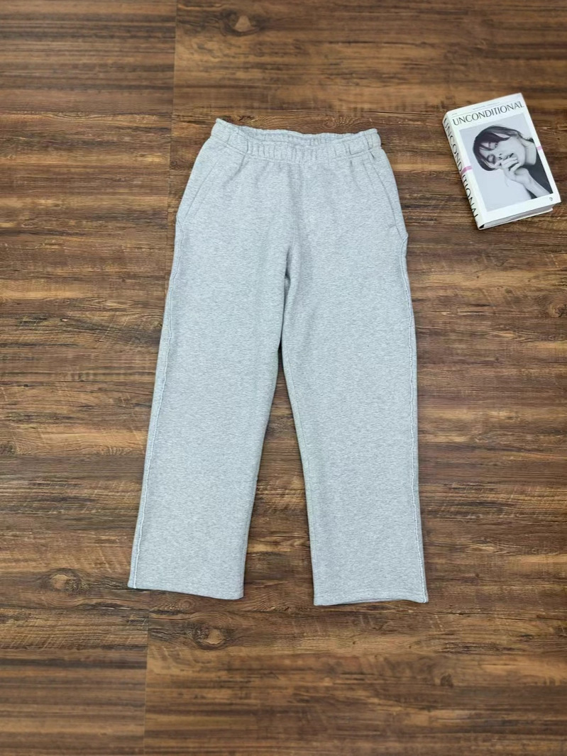 グレーのスウェットパンツ