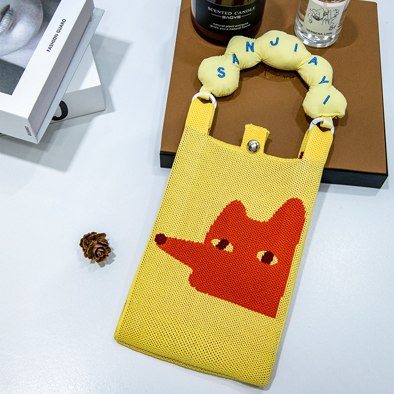 オレンジ色のキツネ