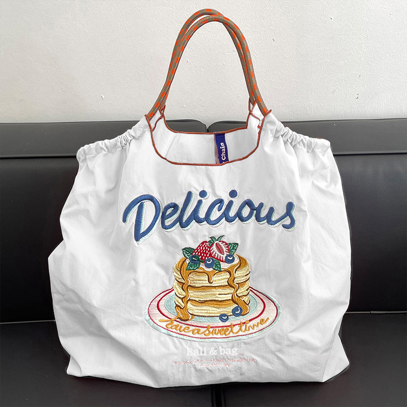 白いイチゴケーキ