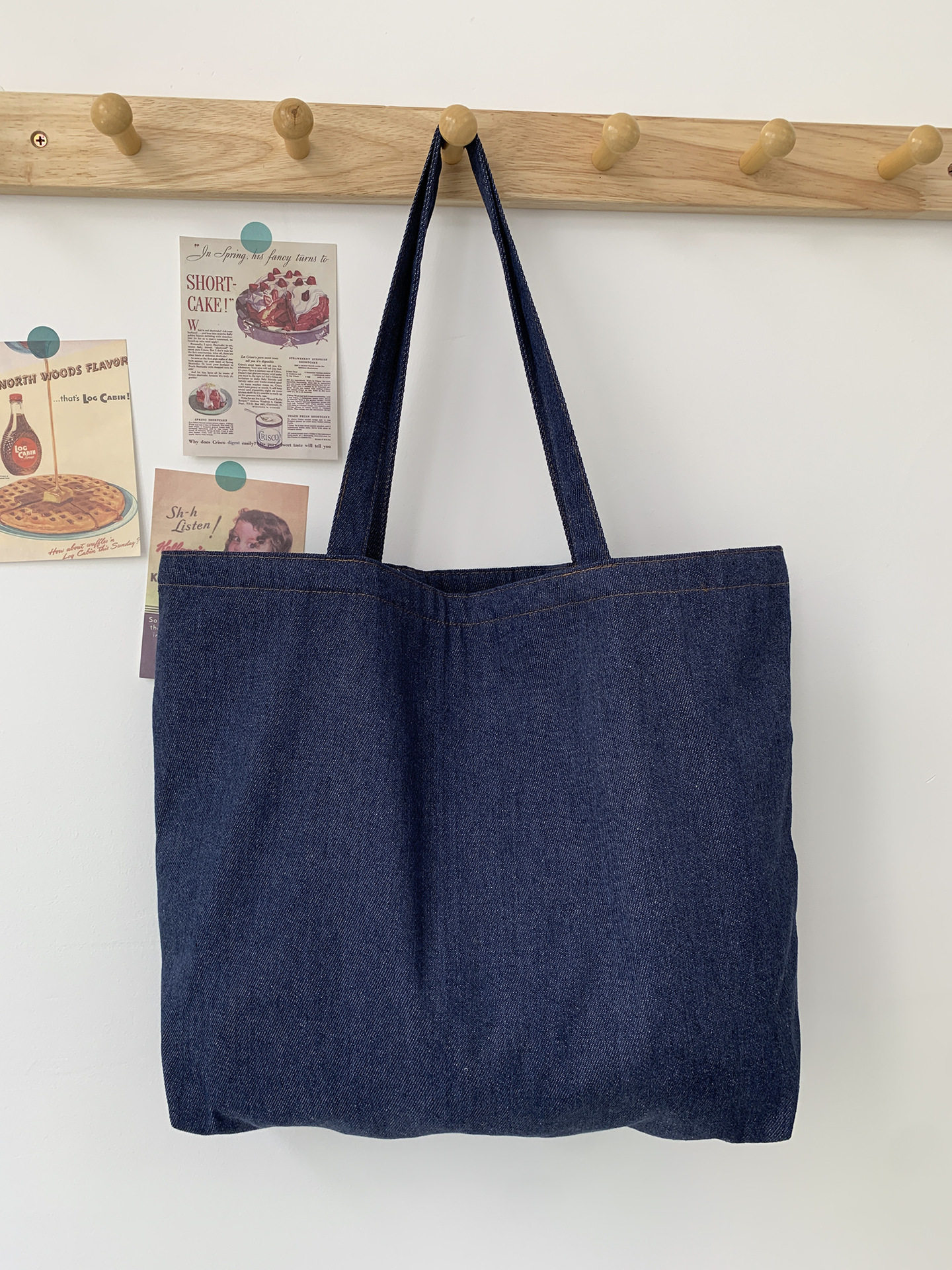 大きなダークブルーのデニムバッグのチェック柄の裏地