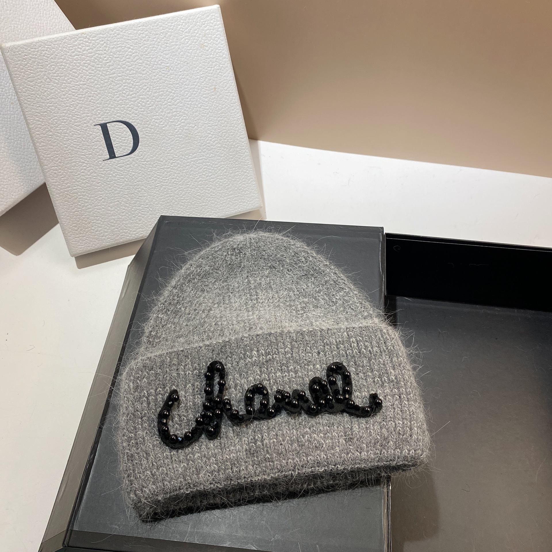 濃い灰色 + 黒いアルファベット