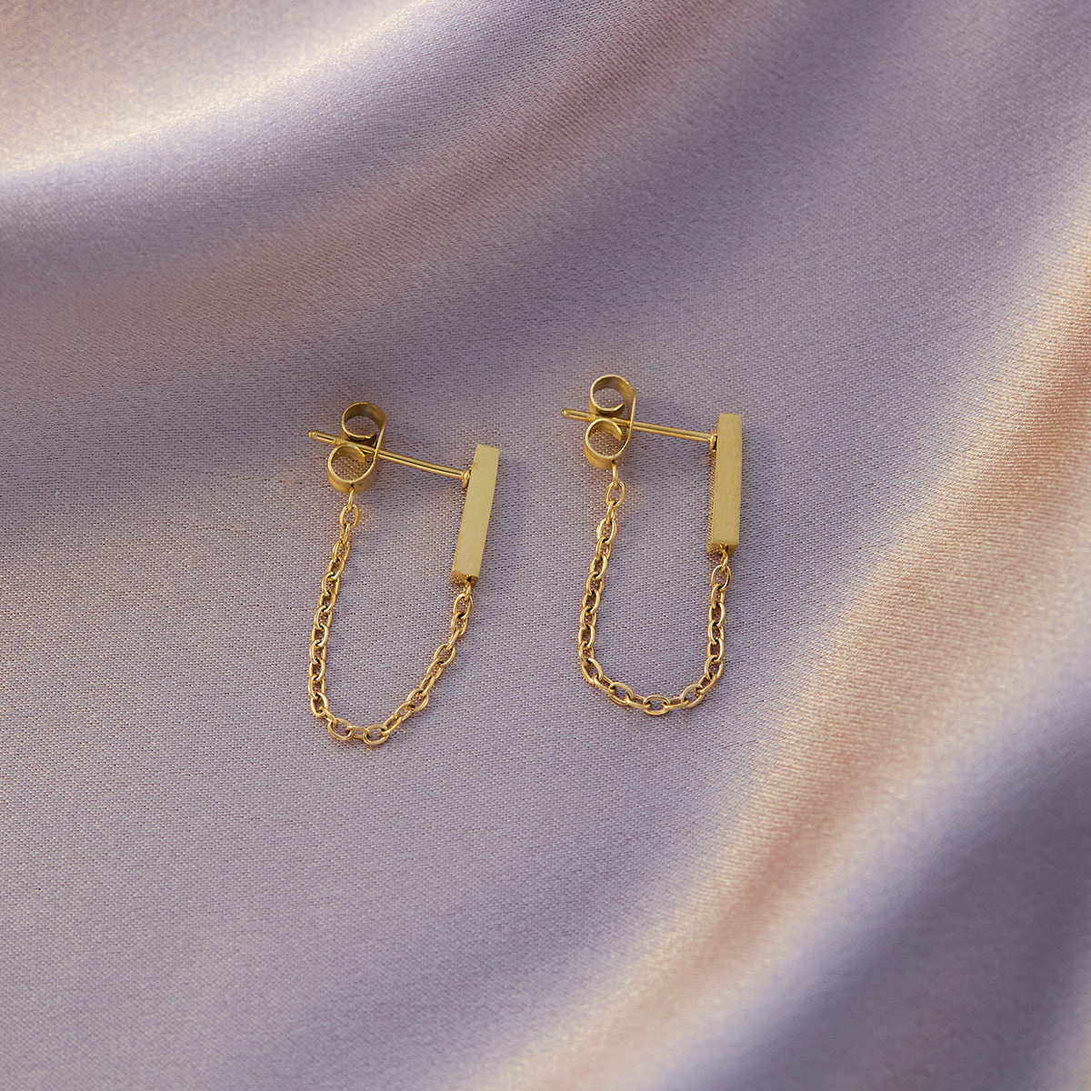 シンプルなチェーンイヤリング