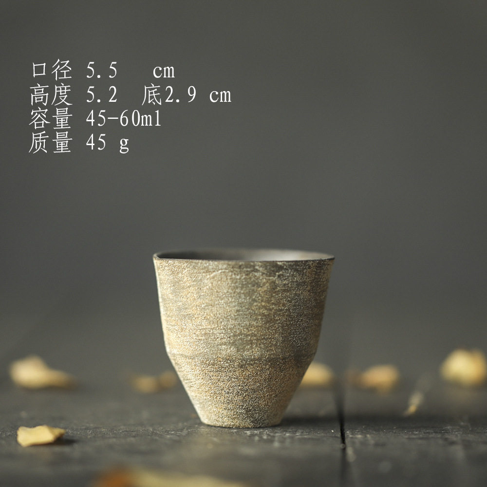 陶芸家の作品は腰をかがめてシンプルな薄黄色