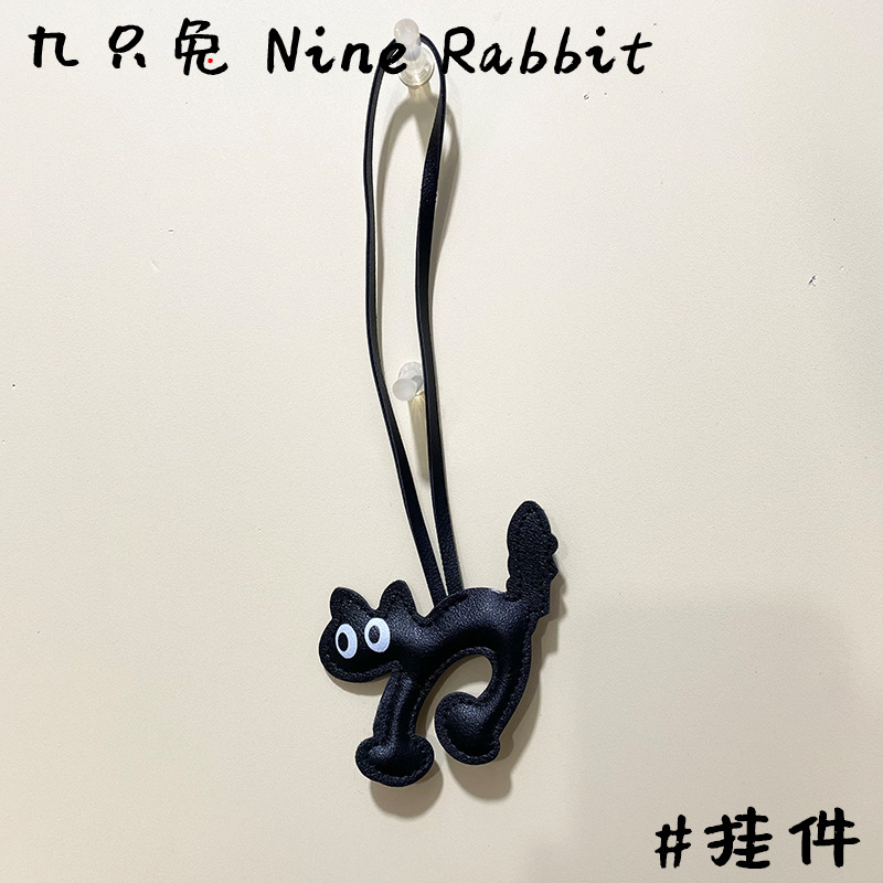 【黒】大きな目のアーチ型猫