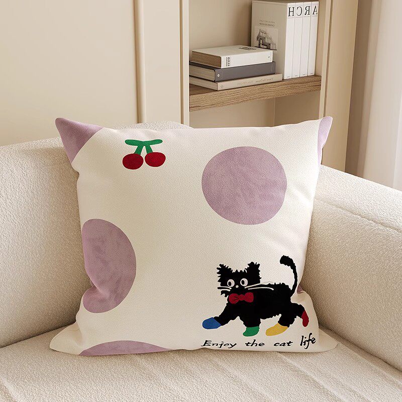 紫の水玉模様の散歩猫